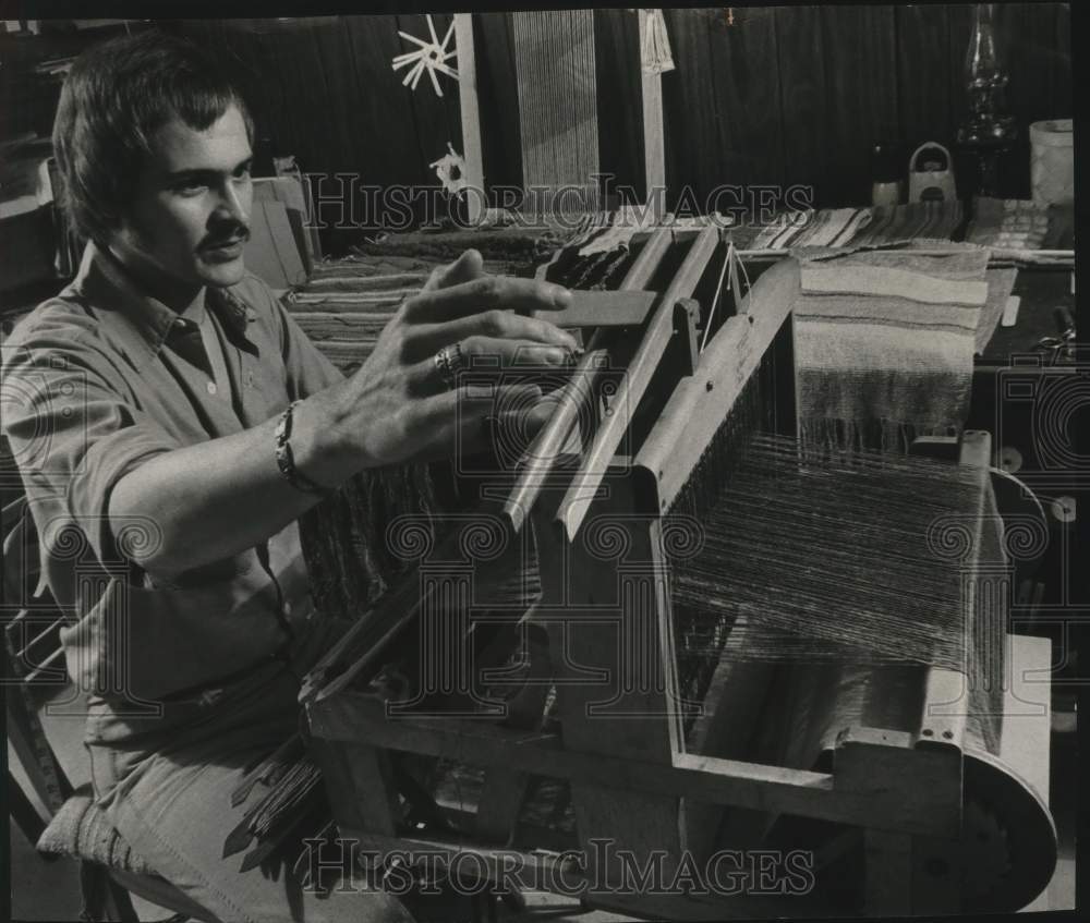 1973 Press Photo Weaver Wayne Kaczmarzyk works at his loom, Wisconsin - Historic Images