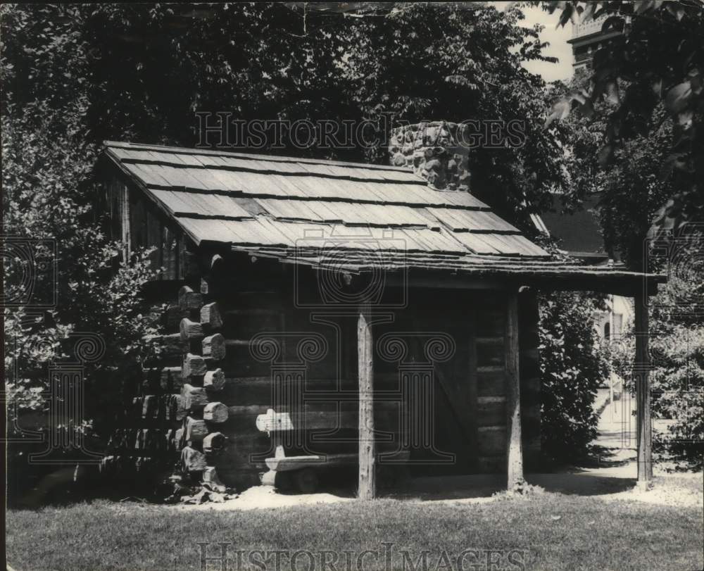 1983 Press Photo Replica of Solomon Juneau&#39;s log cabin in Juneau Park, Milwaukee - Historic Images