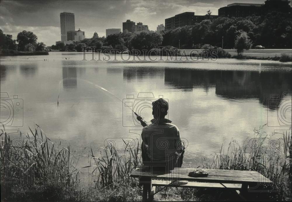 1985 Press Photo Darron Virginia fishing at Juneau Park lagoon, Milwaukee - Historic Images