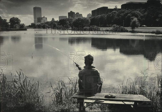 1985 Press Photo Darron Virginia fishing at Juneau Park lagoon, Milwaukee - Historic Images