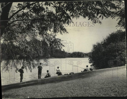 Press Photo Fishing along the banks of Juneau Park Lagoon, Milwaukee - mjc28669 - Historic Images