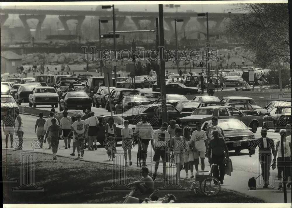 1991 Press Photo Crowds on Lincoln Memorial Drive near Bradford Beach, Milwaukee - Historic Images