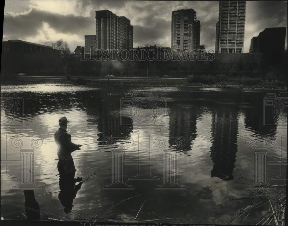 1990 Press Photo Bob Ewest trout fishing in the Juneau Park Lagoon, Milwaukee - Historic Images