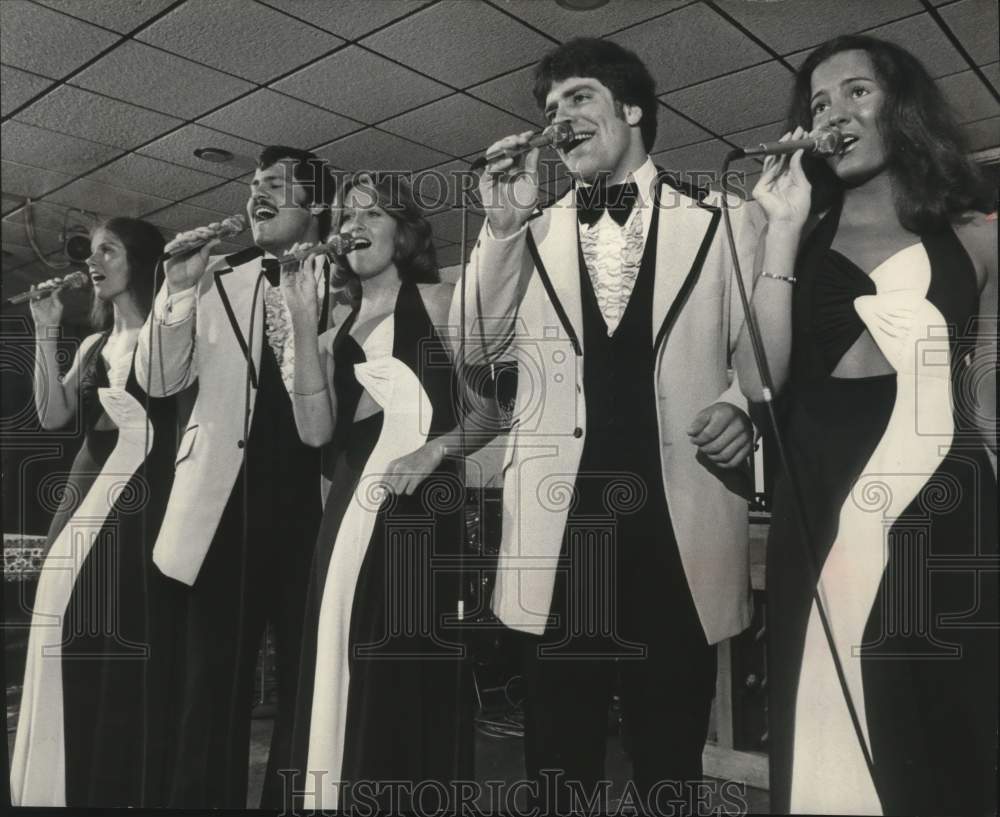 1976 Press Photo New Company Revue at Hoffman&#39;s Glass Rainbow, Wisconsin - Historic Images