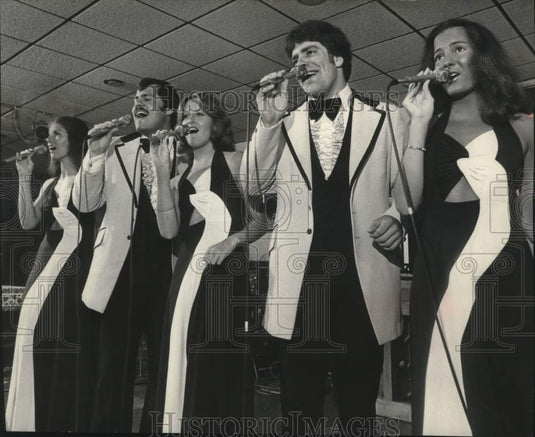 1976 Press Photo New Company Revue at Hoffman's Glass Rainbow, Wisconsin - Historic Images
