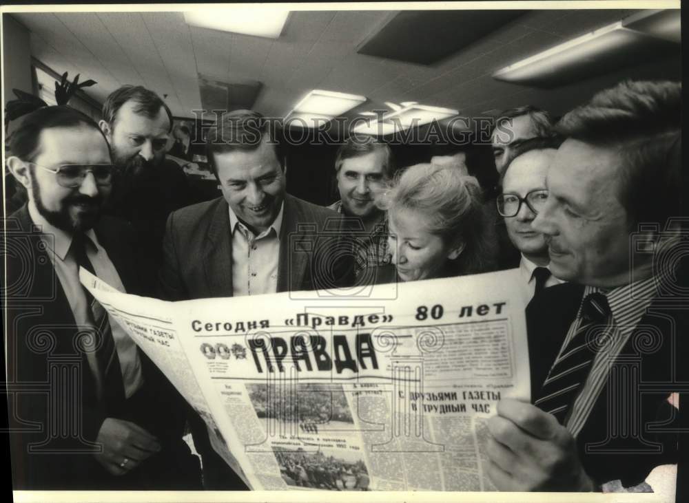 1993 Press Photo Pravda editor-in-cheif, Gennady Seleznev &amp; others, Moscow - Historic Images