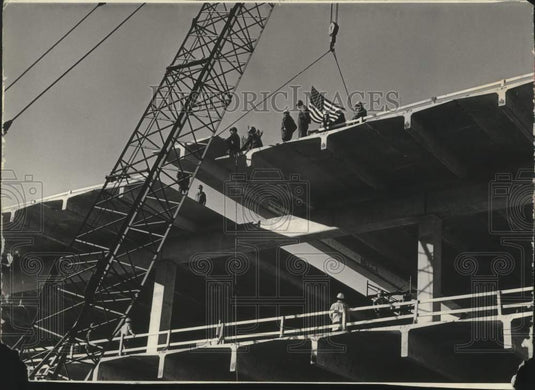 1973 Press Photo Milwaukee Convention Center "Topping Out" ceremonies - Historic Images
