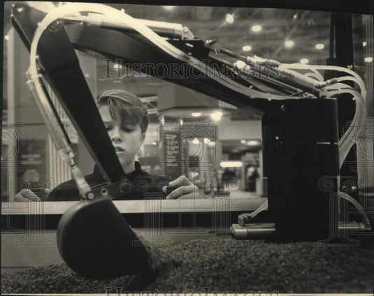 1991 Press Photo Craig Miner at a exposition at Milwaukee Convention Center - Historic Images