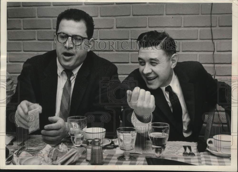 1960 Press Photo Henry W. Maier & other discussing his campaign, Milwaukee - Historic Images