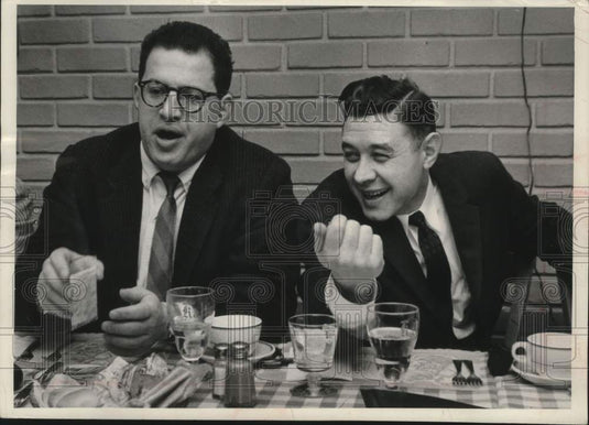 1960 Press Photo Henry W. Maier & other discussing his campaign, Milwaukee - Historic Images