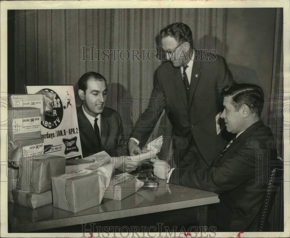 1966 Press Photo Mayor Maier and Mayor Meier given bowling tickets Milwaukee - Historic Images