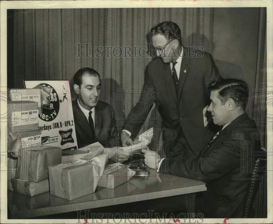 1966 Press Photo Mayor Maier and Mayor Meier given bowling tickets Milwaukee - Historic Images