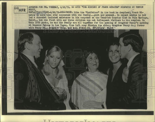 1970 Press Photo Frank Sinatra and family in Caesar's Palace, Las Vegas - Historic Images