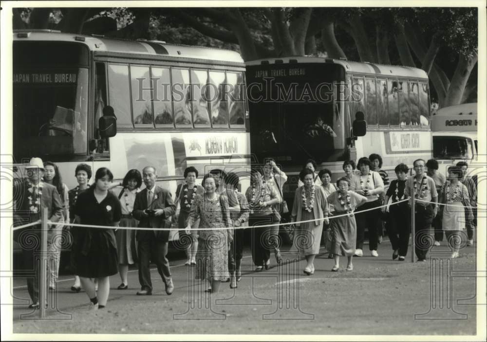 1991 Press Photo Japanese tourists visit Punchbowl National Cemetery Hawaii - Historic Images