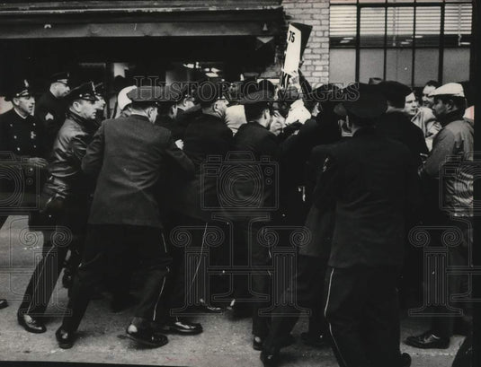 1964, Strike at American Motors Corporation Milwaukee - mjc28759 - Historic Images