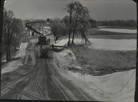 1976 Press Photo Electric Power Company crews repairing damaged lines Wisconsin - Historic Images