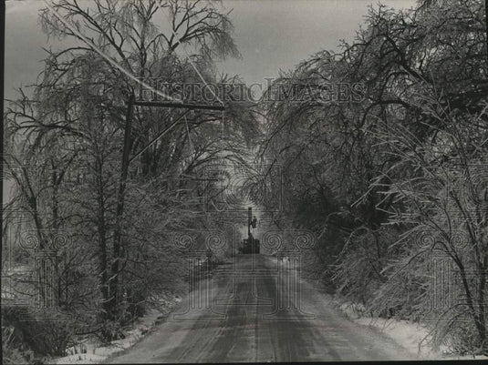 1976 Press Photo Crews repairing damaged lines after ice storm Milwaukee - Historic Images