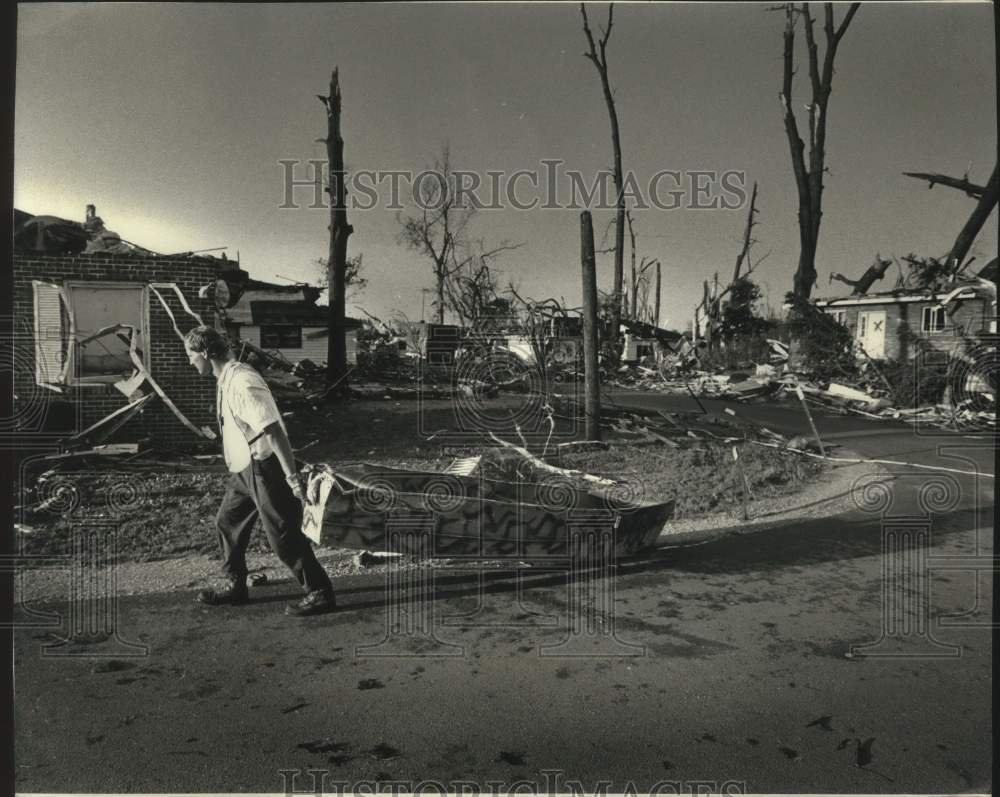 1990 Press Photo Dave Babich recovering his boat after a tornado, Illinois - Historic Images
