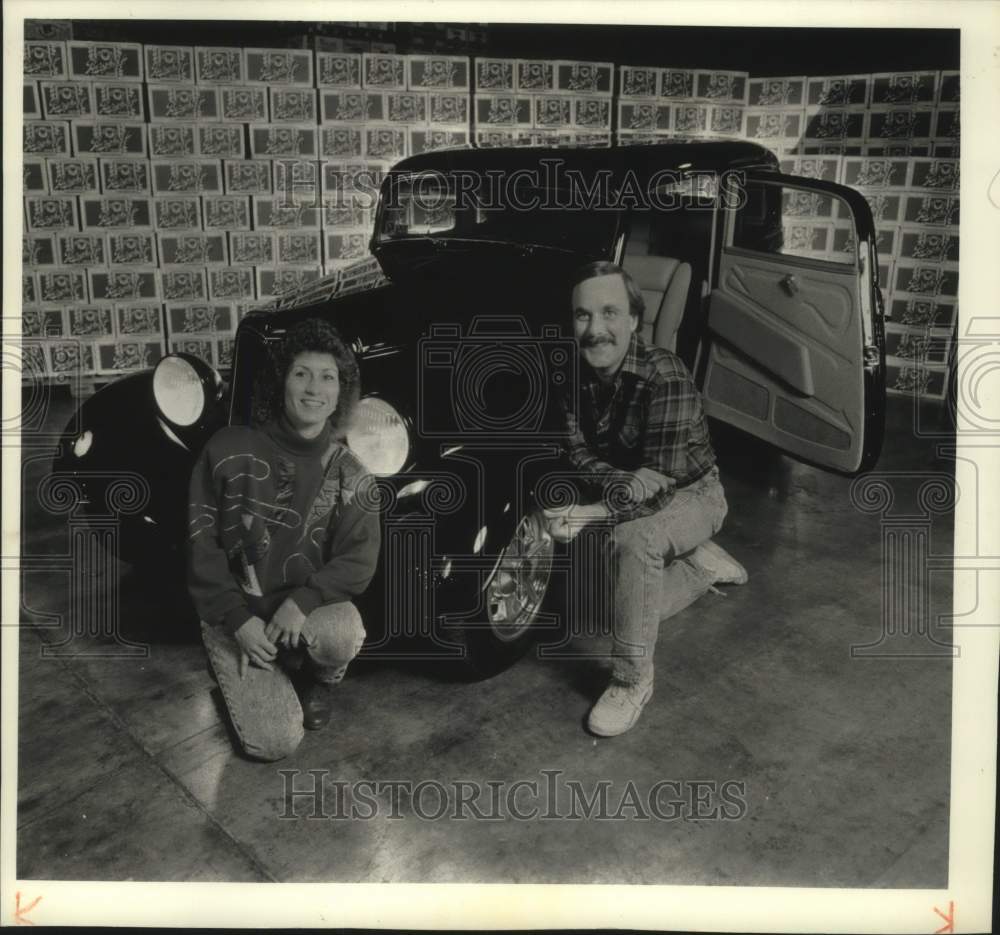 1990 Press Photo Joe Domanik, Jr. with his customized 1934 Ford, Wisconsin - Historic Images