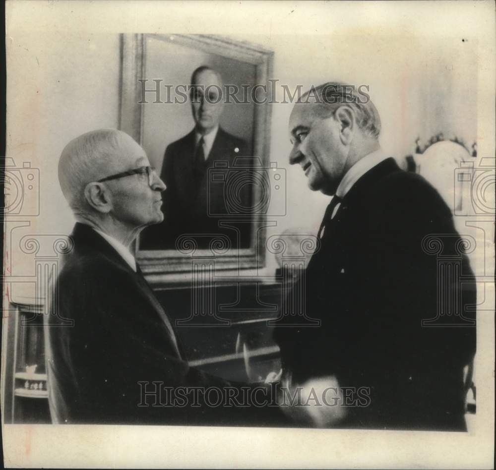 1967 Press Photo Johnson meets with Truman at home in Independence, Missouri - Historic Images