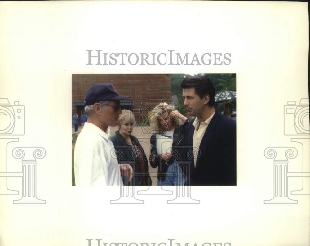 1993 Press Photo Actors Paul Newman, Alec Baldwin &amp; others Ashford, Connecticut - Historic Images