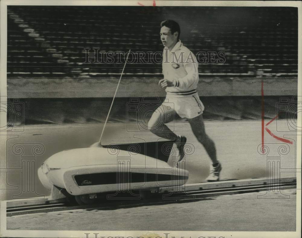 1961 Press Photo Japanese runner trains with remote controlled pace maker, Tokyo - Historic Images
