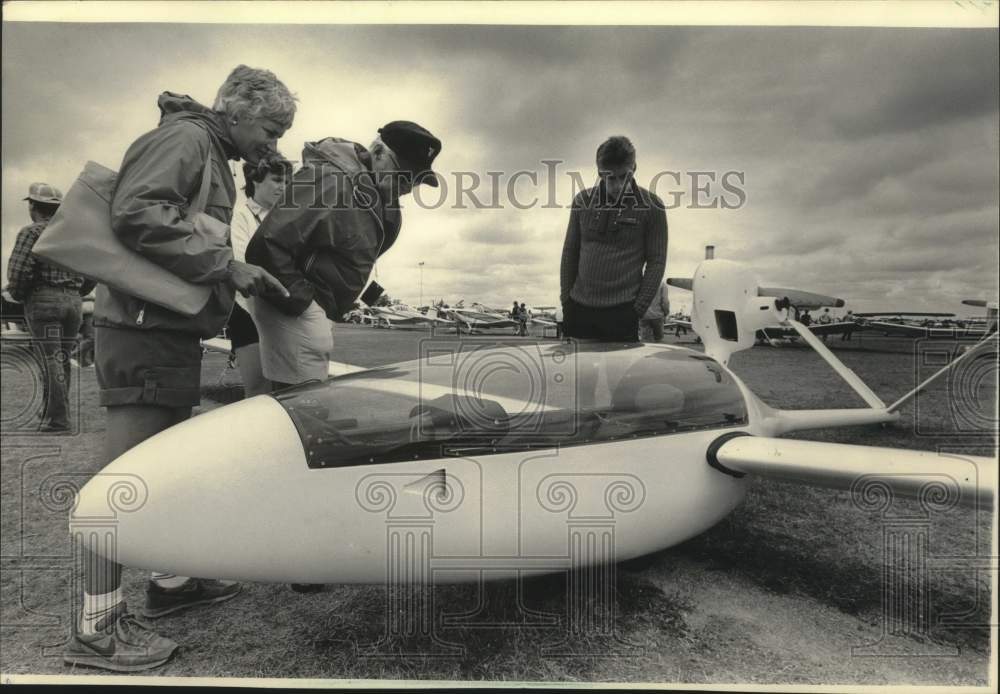 1985 Press Photo Visitors at Fly-in looking at N33BX Monerai plane, Wisconsin - Historic Images