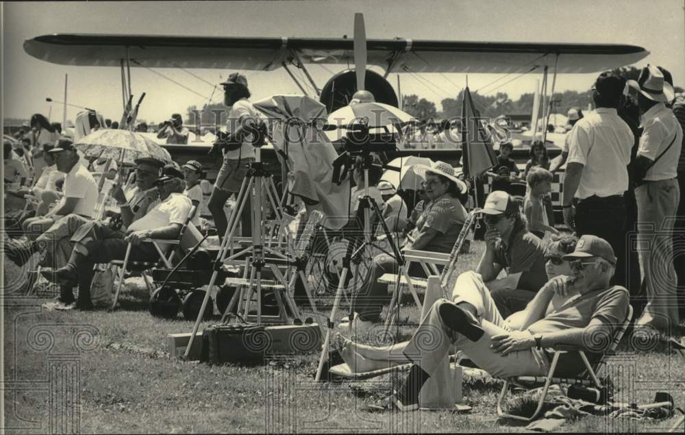 1984 Press Photo Spectators along runway at Wittman Field for airshow, Wisconsin - Historic Images