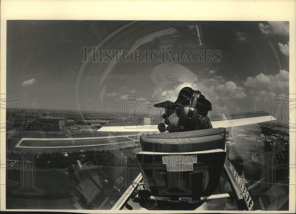 1984 Press Photo Larry Newman flying his Falcon-XP at Fly-in in Oshkosh - Historic Images