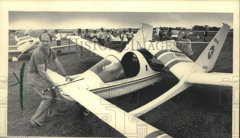 1984 Press Photo Lee Weaver at Experimental Aircraft Association Fly-in Oshkosh - Historic Images