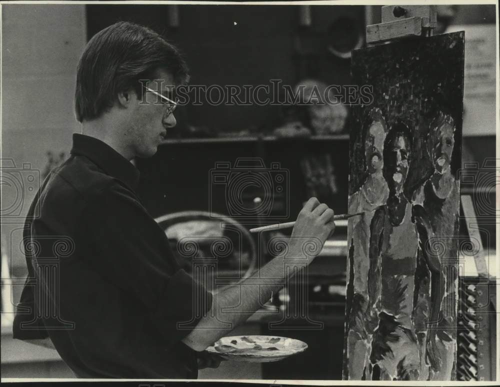 1976 Press Photo Jim Stints paints picture of track meet Menomonee Falls High - Historic Images