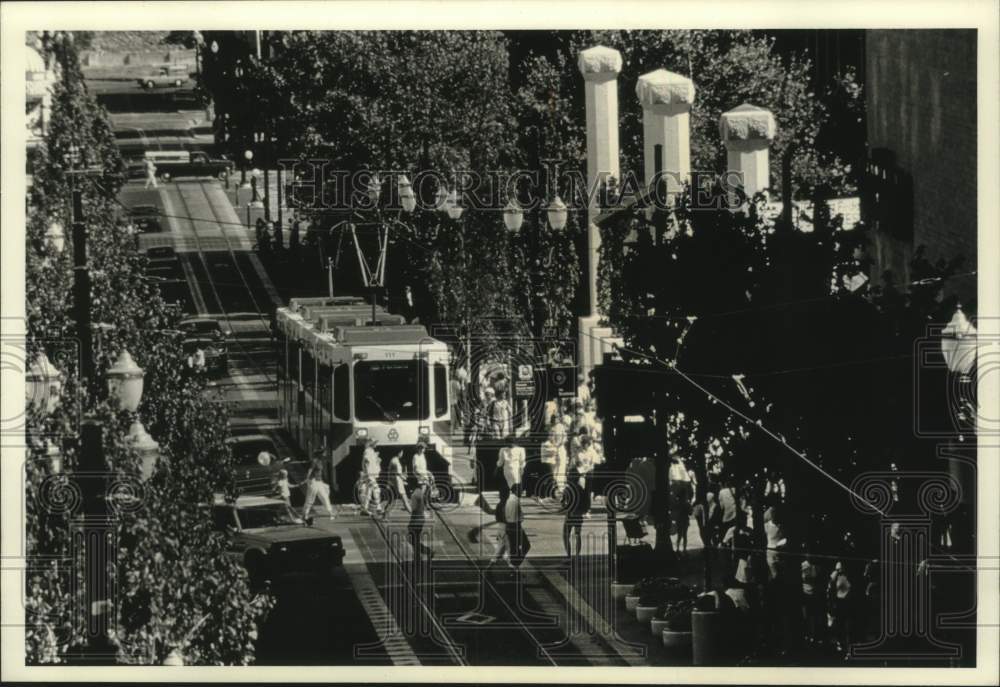 1993 Press Photo Passengers board a light rail car in Portland, Oregon - Historic Images