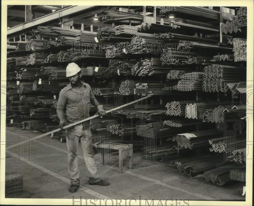 1980 Press Photo Eddie Felton inventories steel at Williams Steel - mjc28998 - Historic Images