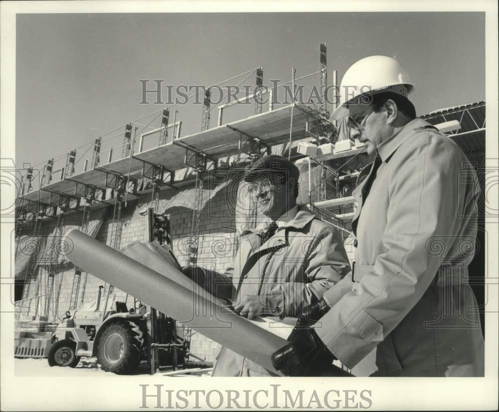 1985 Press Photo Stroh Die Casting President Michael E. Stroh &amp; other, Wauwatosa - Historic Images