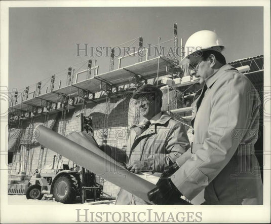 1985 Press Photo Stroh Die Casting President Michael E. Stroh & other, Wauwatosa - Historic Images