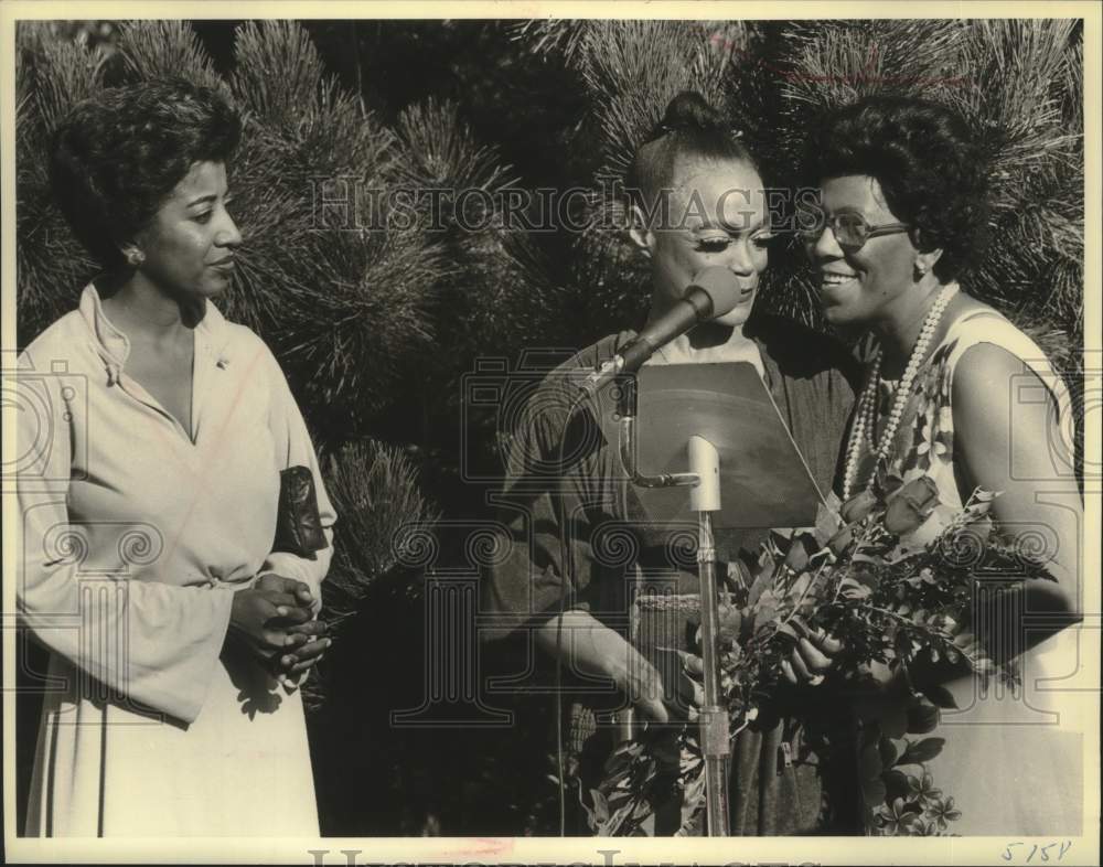 1979 Press Photo Actress/Singer Eartha Kitt Presented with Bouquet of Roses - Historic Images