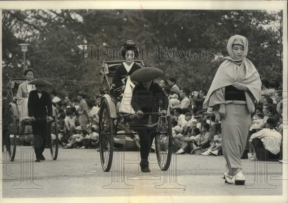 1968 Press Photo Styles of Japanese Women's Attire in Parade in Tokyo, Japan- Historic Images