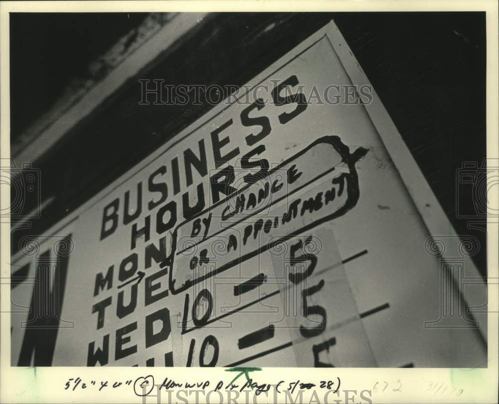 1984 Press Photo Yankee Trader hours of operation sign, Wisconsin - mjc29043 - Historic Images