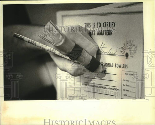 1980 Press Photo Johnny Petraglia signing a Miller score card, Wisconsin - Historic Images
