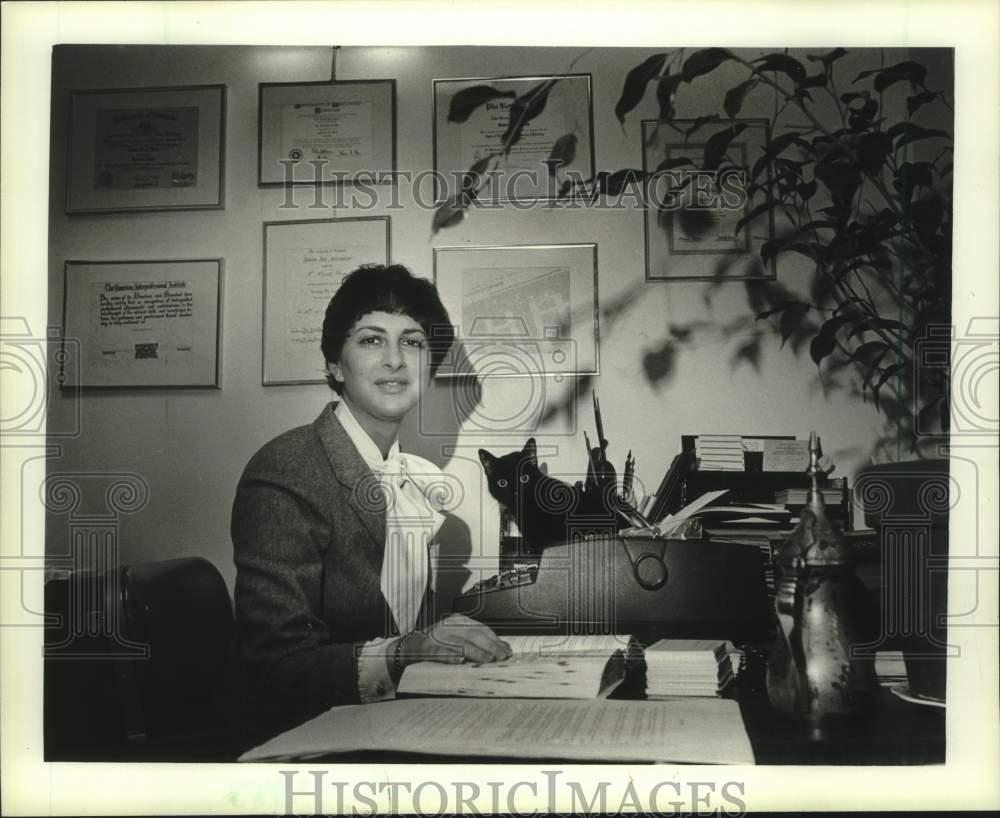 1982 Press Photo R. Reuel Karpov, owner of Karpov International, Milwaukee - Historic Images