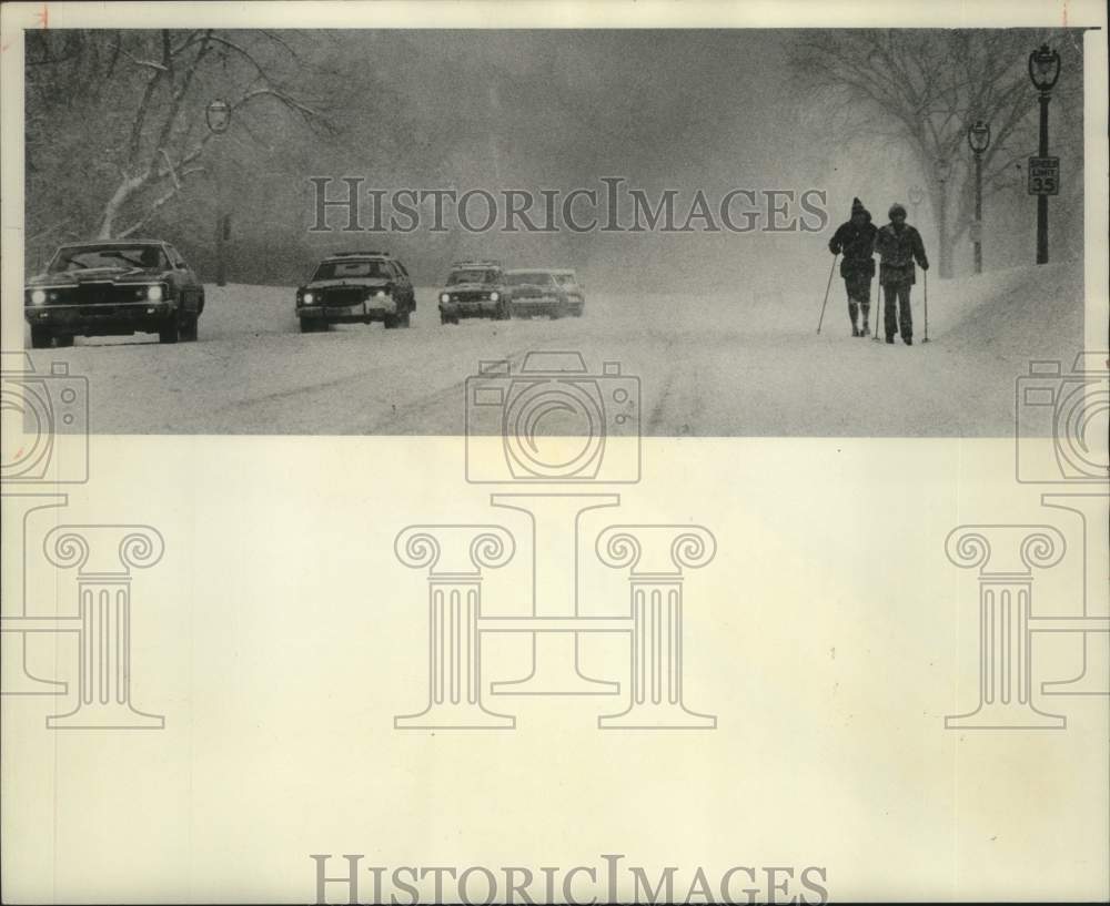 1979 Press Photo Roy Mercer, Bob Diggelman ski to work in snow storm, Milwaukee - Historic Images