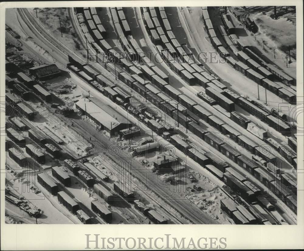 1979 Press Photo Snow covered freight cars in the Menomonee River Valley - Historic Images