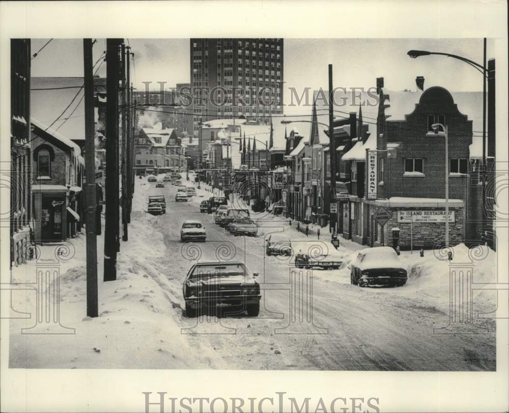 1979 Press Photo Snow drifts and snow covered cars along East Brady, Milwaukee - Historic Images