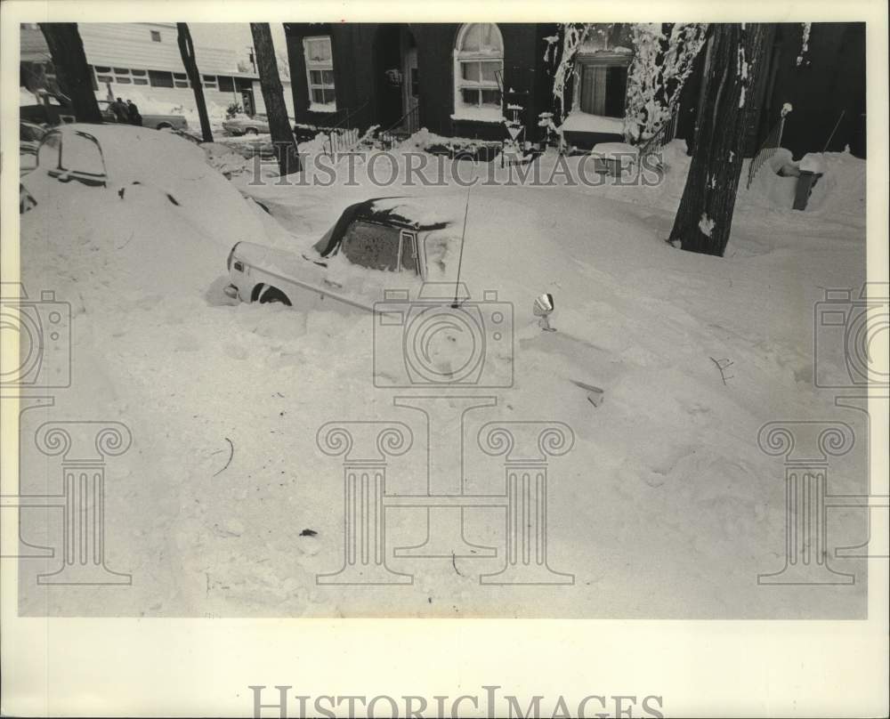 1975 Press Photo Parked cars buried in snow along street in Superior, Wisconsin - Historic Images