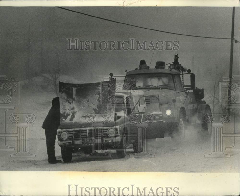 1978 Press Photo Service truck helps stalled truck along highway, Rockfield - Historic Images