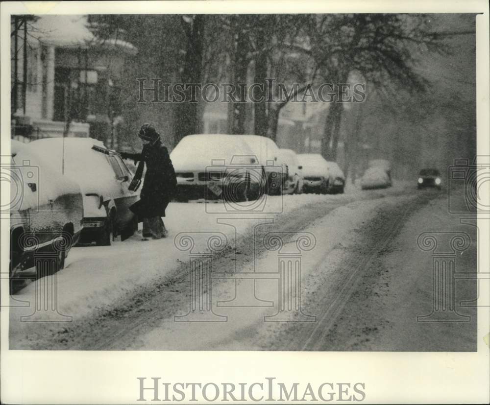 1977 Press Photo Snow covered cars along Bartlett Avenue, Milwaukee - mjc29066 - Historic Images