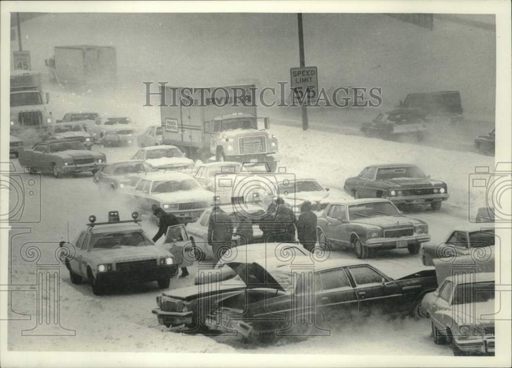 1979 Press Photo Four car accident backs up traffic on the freeway, Milwaukee - Historic Images