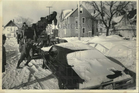 1979 Press Photo National guardsmen pulling truck out of snow, Milwaukee - Historic Images