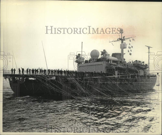 1968, Japanese ice breaker Fuji leaving on expedition from Tokyo - Historic Images