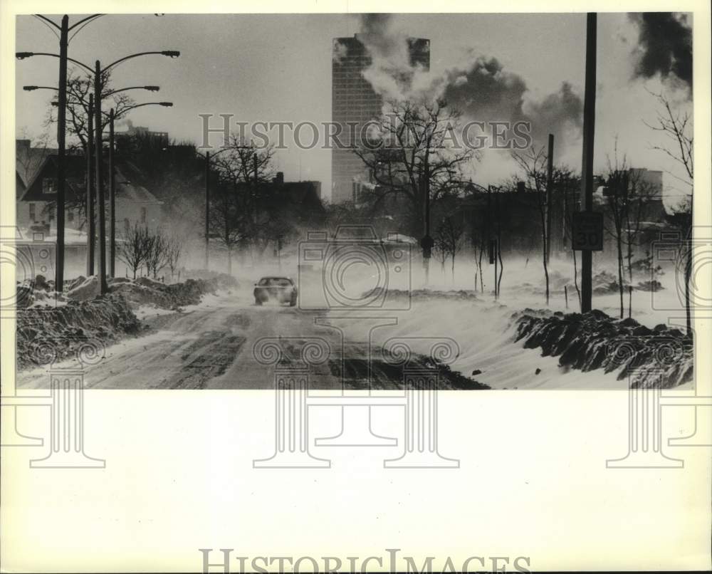 1982 Press Photo Motorists driving in winter weather, Milwaukee, Wisconsin - Historic Images